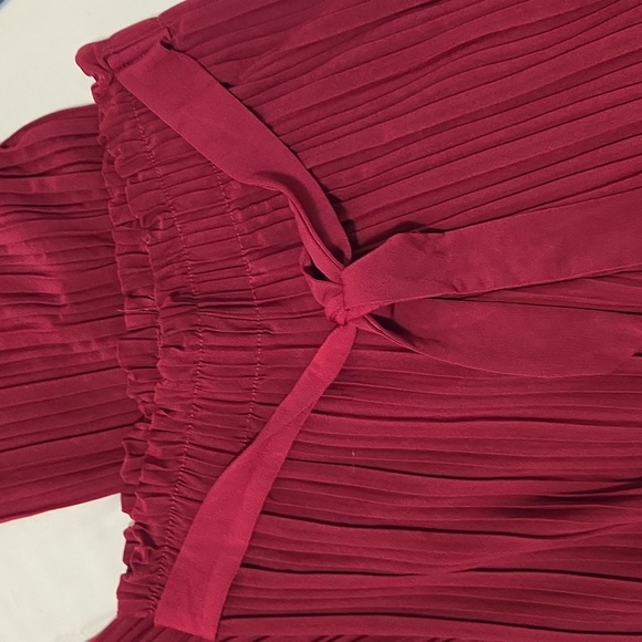Nwot Elegant Burgundy Pleated Pants - Picture 2 of 3